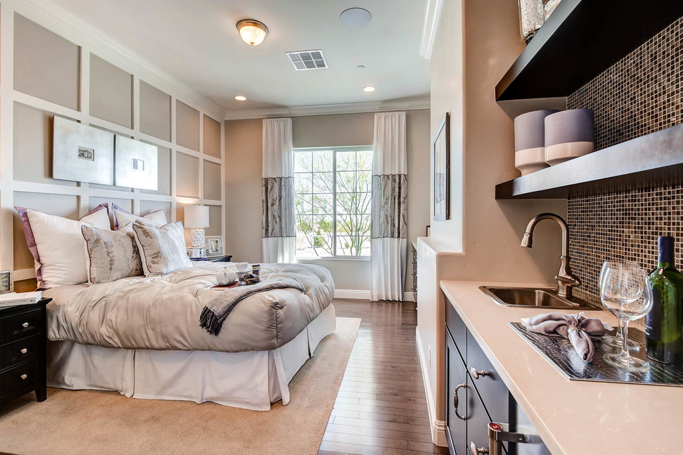 ラスベガスにある中くらいなトランジショナルスタイルのおしゃれな客用寝室 (ベージュの壁、暖炉なし、無垢フローリング、照明、グレーとブラウン) のインテリア