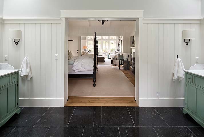 Стильный дизайн: большая гостевая спальня (комната для гостей) в стиле кантри с серыми стенами, мраморным полом и серым полом без камина - последний тренд