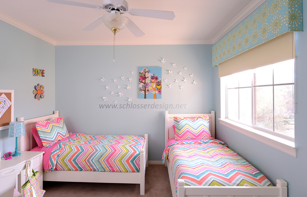 Ejemplo de dormitorio minimalista de tamaño medio sin chimenea con paredes azules y moqueta
