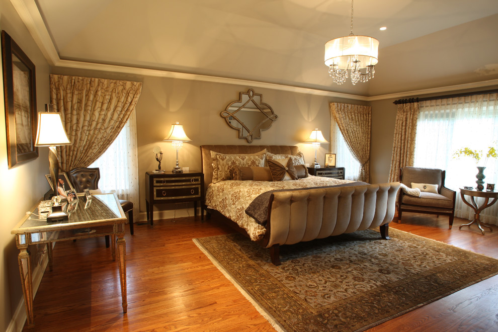Источник вдохновения для домашнего уюта: большая хозяйская спальня в классическом стиле с бежевыми стенами, паркетным полом среднего тона и коричневым полом без камина
