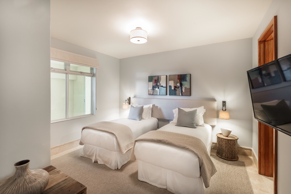 Стильный дизайн: гостевая спальня среднего размера, (комната для гостей) в стиле неоклассика (современная классика) с полом из травертина, фиолетовыми стенами и телевизором без камина - последний тренд