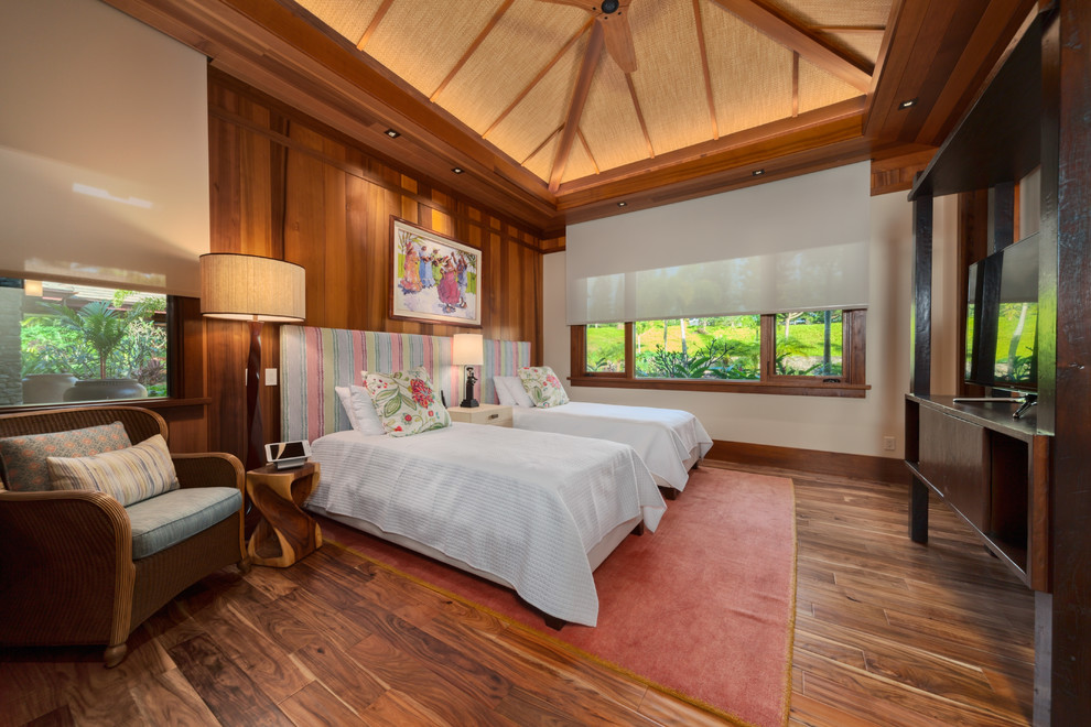 Свежая идея для дизайна: большая гостевая спальня (комната для гостей) в морском стиле с бежевыми стенами, паркетным полом среднего тона и коричневым полом - отличное фото интерьера