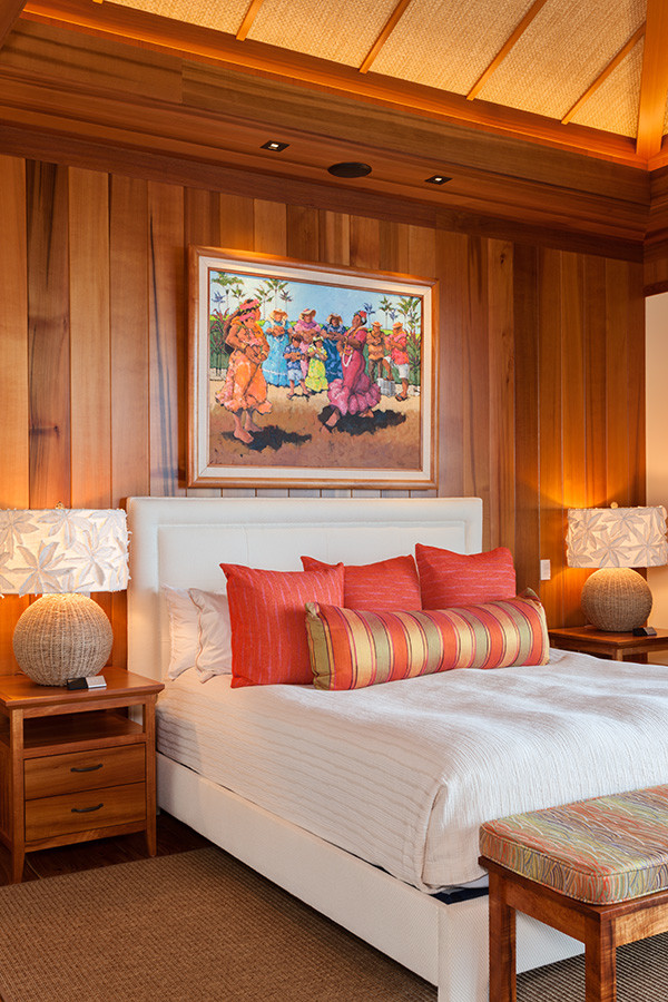 ハワイにある中くらいなトロピカルスタイルのおしゃれな主寝室 (淡色無垢フローリング、茶色い床、ベージュの壁) のレイアウト