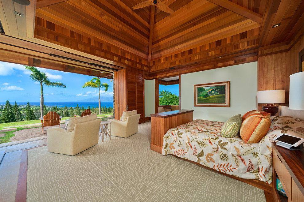 ハワイにある広いトロピカルスタイルのおしゃれな主寝室 (緑の壁、カーペット敷き、ベージュの床) のインテリア