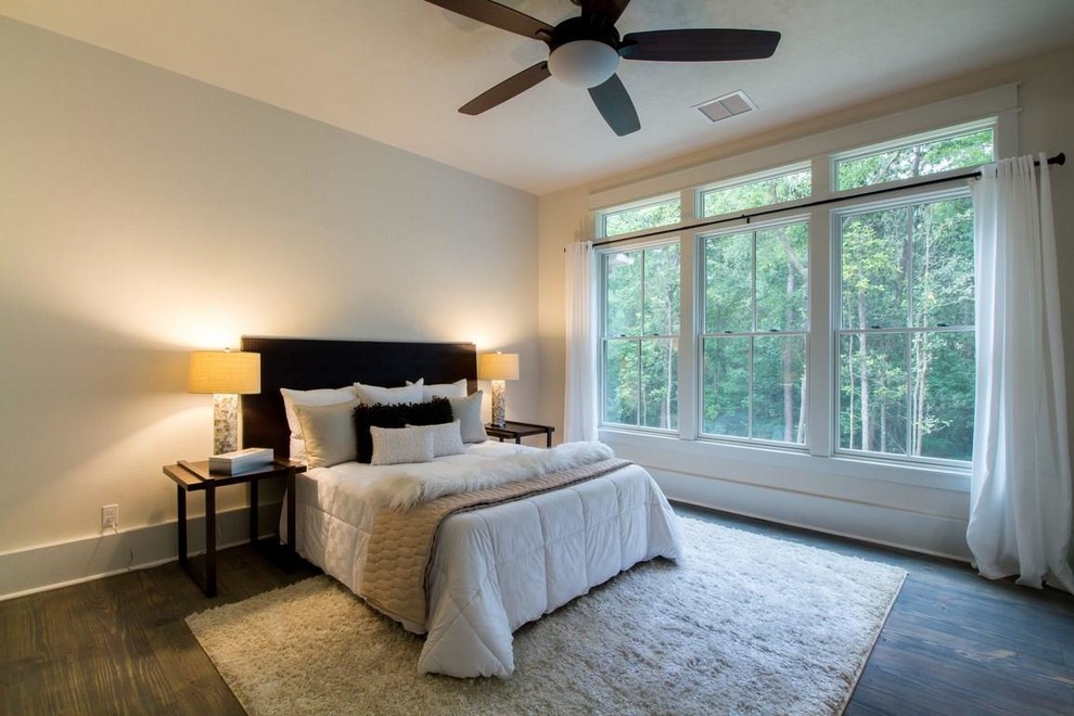 Kleines Klassisches Hauptschlafzimmer mit weißer Wandfarbe und dunklem Holzboden in Atlanta