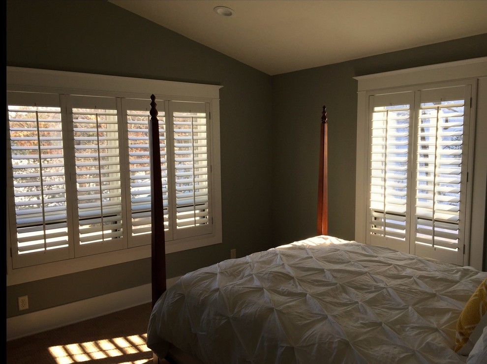Ejemplo de dormitorio principal clásico renovado pequeño sin chimenea con paredes beige, moqueta y suelo beige