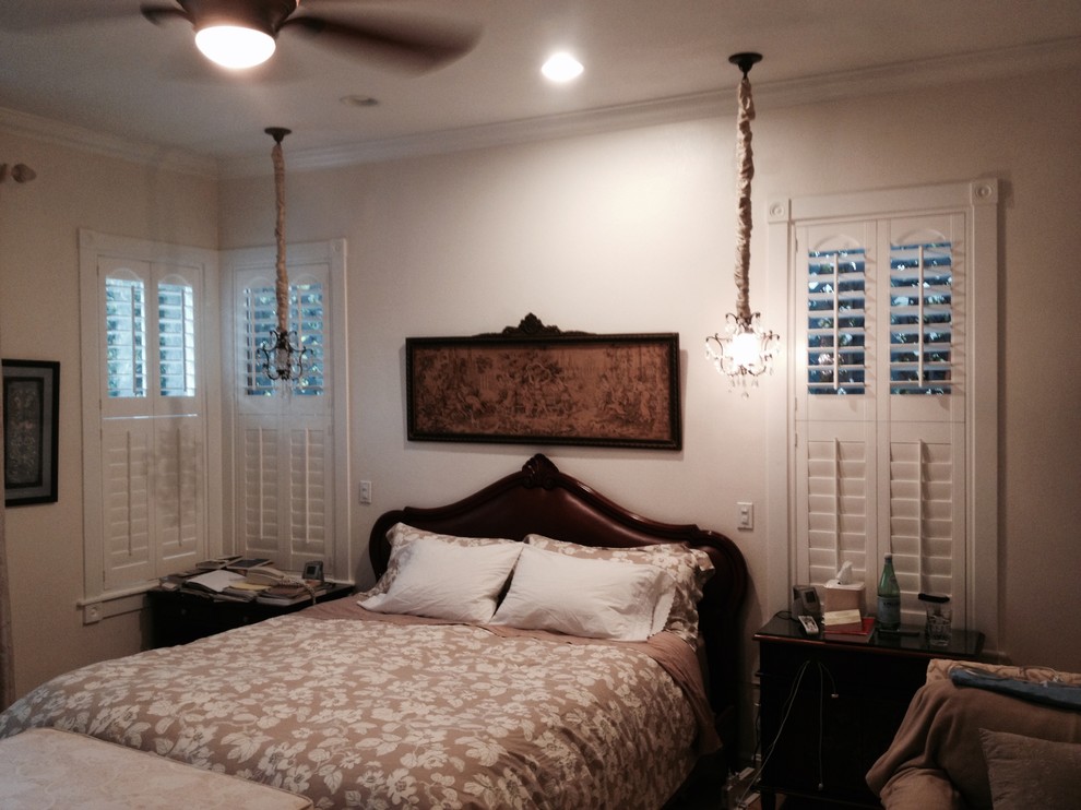 Idee per una camera da letto tradizionale di medie dimensioni con pareti bianche, parquet scuro e nessun camino