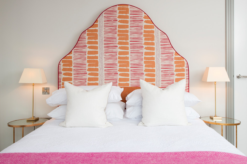 Идея дизайна: спальня в морском стиле с бежевыми стенами без камина