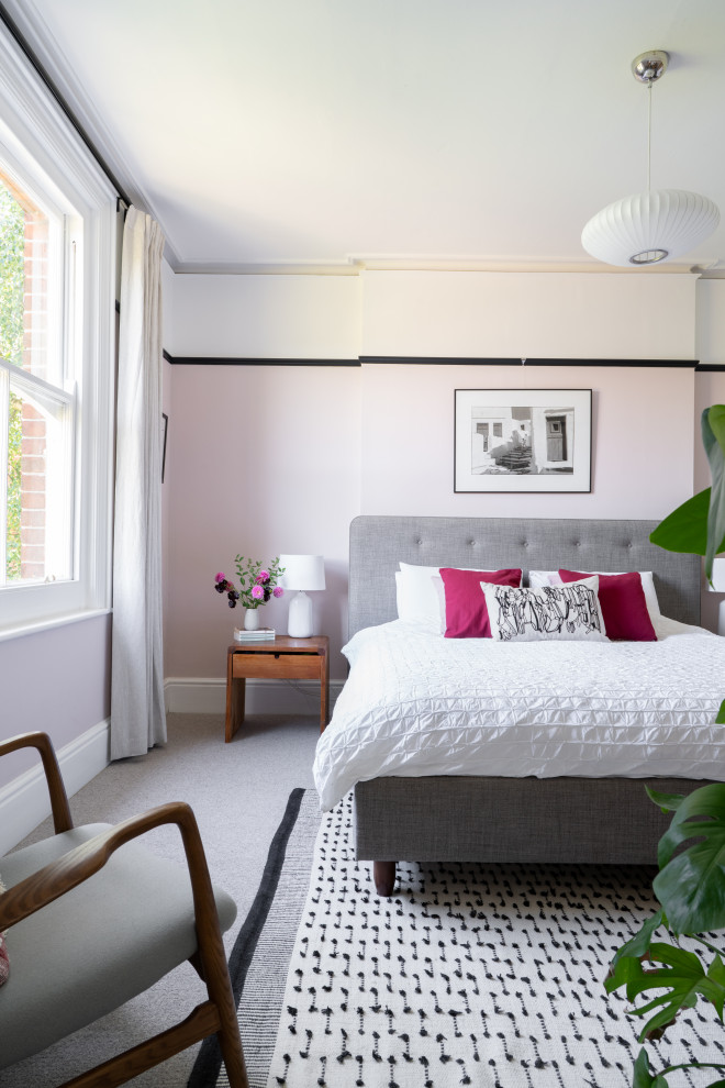 Mittelgroßes Modernes Hauptschlafzimmer mit rosa Wandfarbe, Teppichboden und grauem Boden in Kent