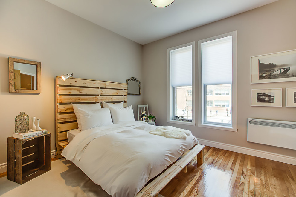 Kleines Klassisches Schlafzimmer mit grauer Wandfarbe und braunem Holzboden in Montreal