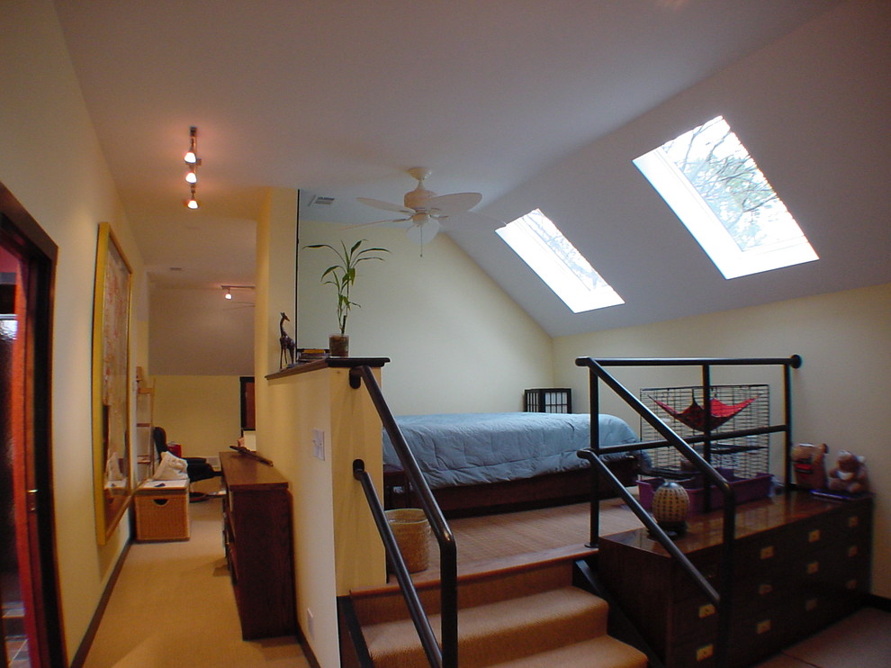 Idee per una piccola camera da letto stile loft tradizionale con pareti gialle e moquette