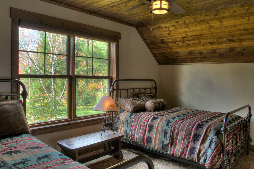 Immagine di una camera degli ospiti stile rurale con moquette
