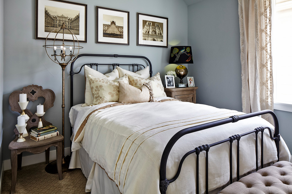 Modelo de dormitorio clásico con paredes azules y moqueta