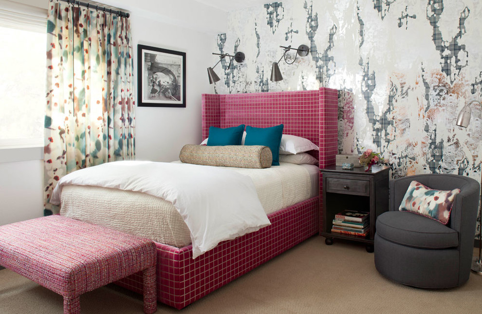 Idee per una camera da letto minimal con pareti multicolore e moquette