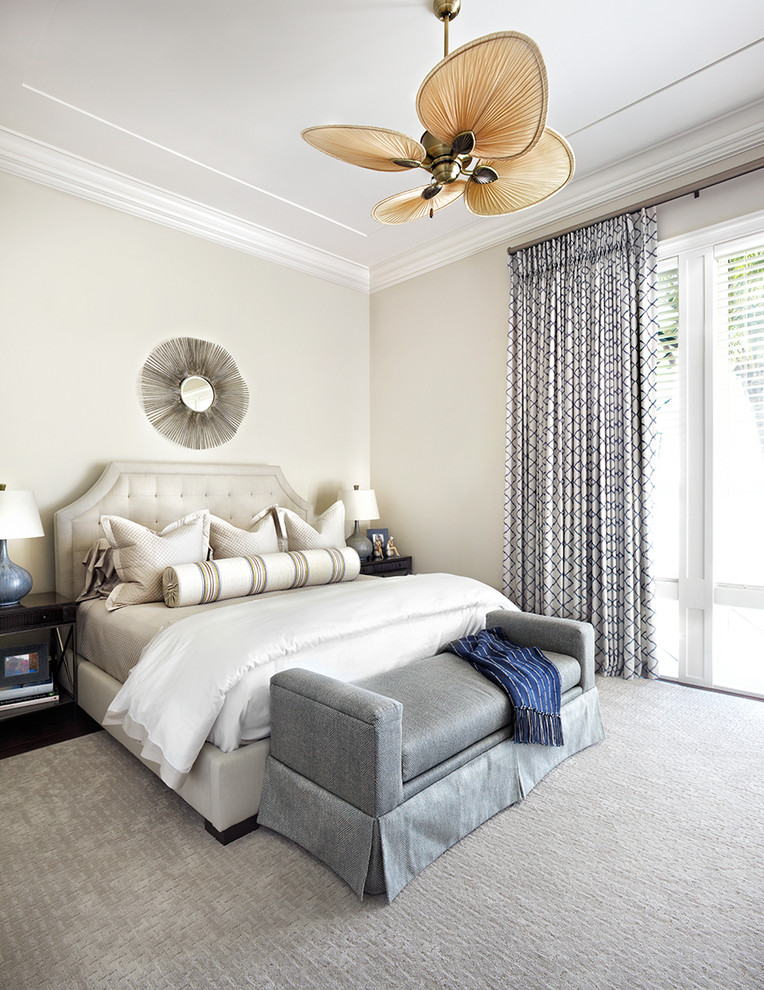Imagen de dormitorio clásico renovado con paredes beige y moqueta