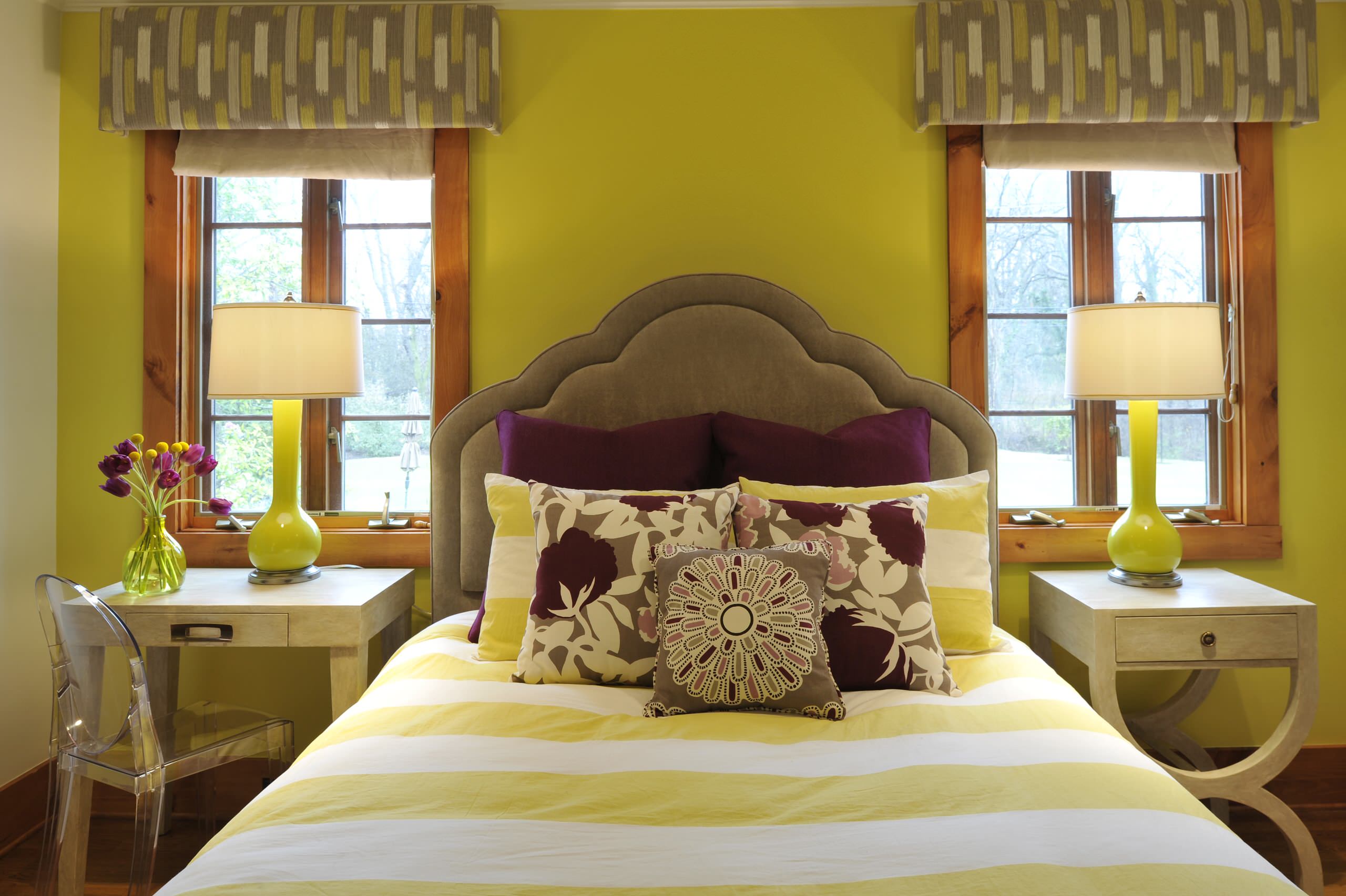 Горчичная кровать. Спальня в горчичном цвете. Горчичные шторы в спальне. Спальня в желтых тонах. Горчичные шторы в интерьере.