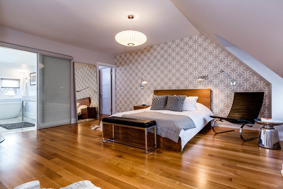 На фото: спальня в современном стиле с разноцветными стенами и паркетным полом среднего тона