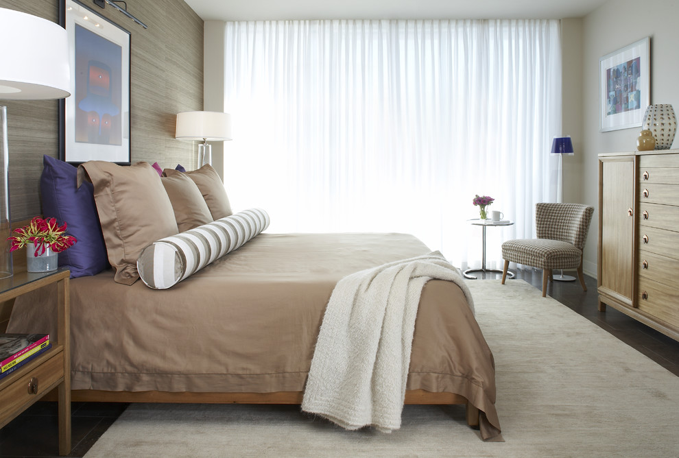 Ejemplo de dormitorio moderno con paredes beige y suelo de madera oscura