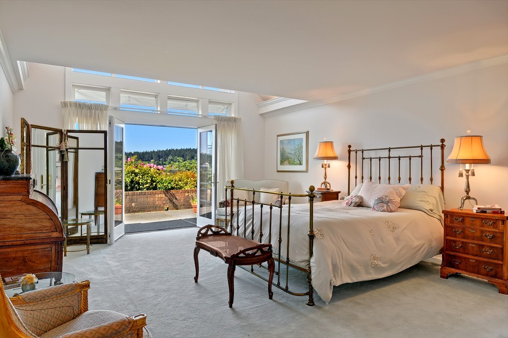 Пример оригинального дизайна: большая хозяйская спальня в классическом стиле с ковровым покрытием
