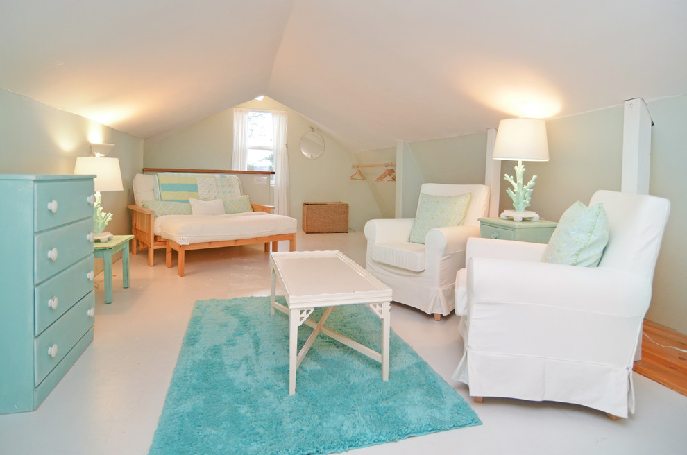 Стильный дизайн: спальня среднего размера на антресоли в морском стиле с ковровым покрытием - последний тренд