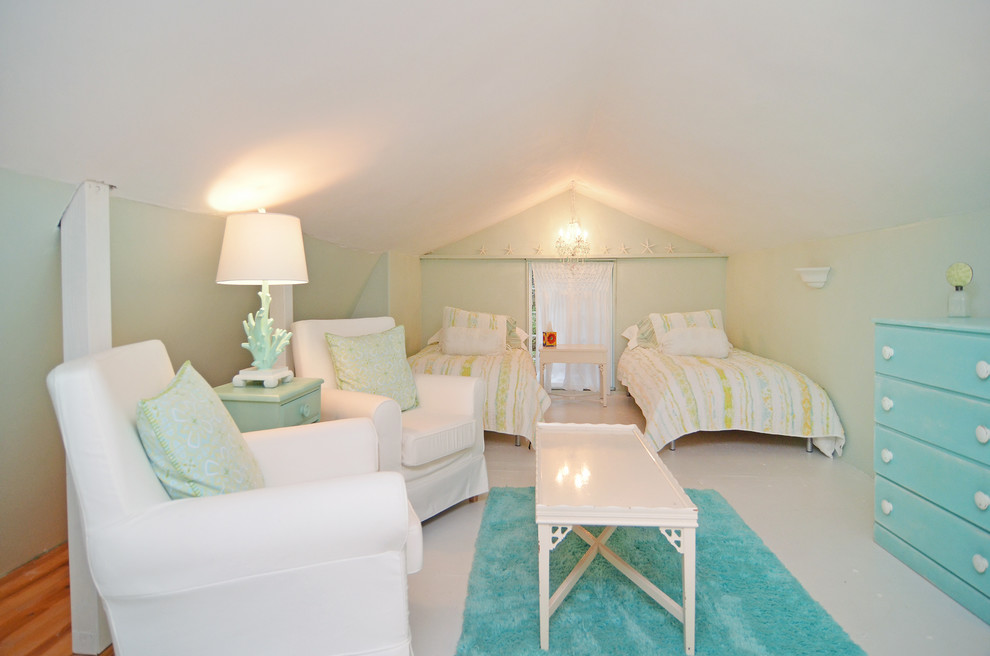 Diseño de dormitorio marinero de tamaño medio sin chimenea con moqueta, paredes verdes y techo inclinado