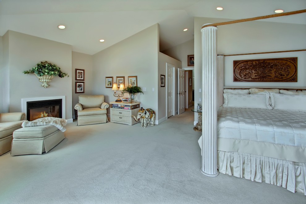 Свежая идея для дизайна: хозяйская спальня в классическом стиле с ковровым покрытием - отличное фото интерьера