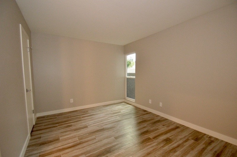 Aménagement d'une chambre d'amis rétro de taille moyenne avec un mur beige, sol en stratifié et un sol beige.