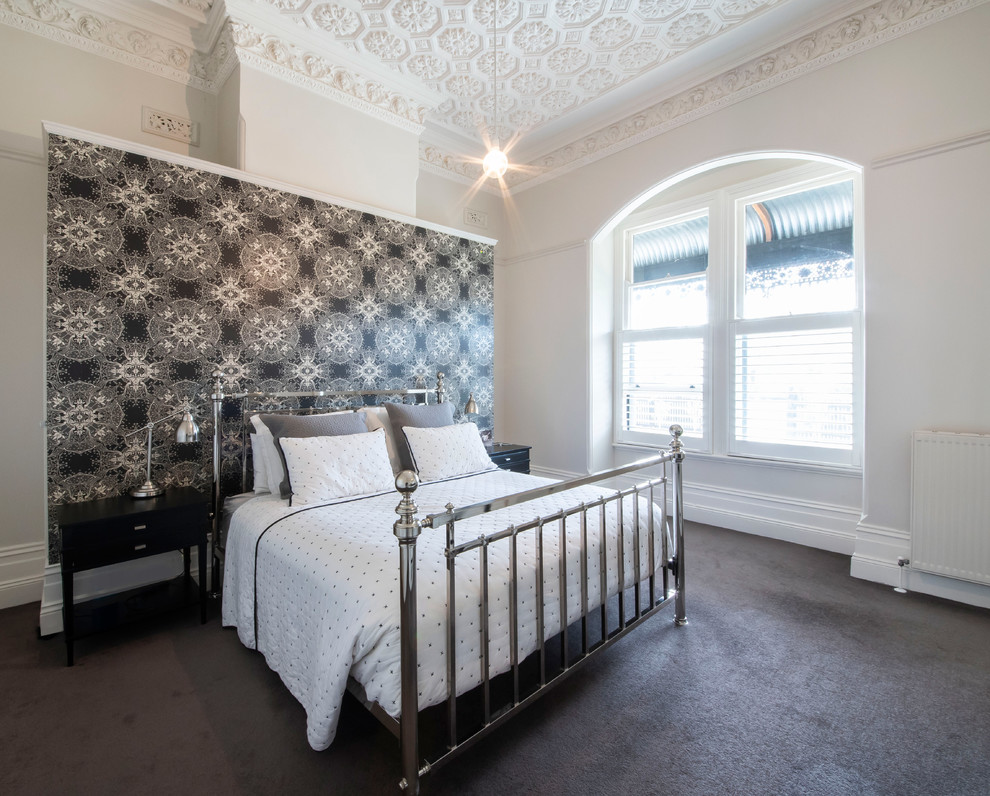 Стильный дизайн: огромная хозяйская спальня в стиле неоклассика (современная классика) с черными стенами, ковровым покрытием и серым полом - последний тренд