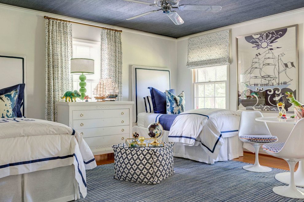 Ispirazione per una grande camera da letto classica con pareti bianche, pavimento in legno massello medio e pavimento beige