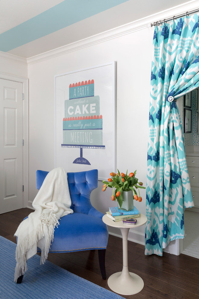 На фото: гостевая спальня среднего размера, (комната для гостей) в классическом стиле с синими стенами, паркетным полом среднего тона и коричневым полом без камина с