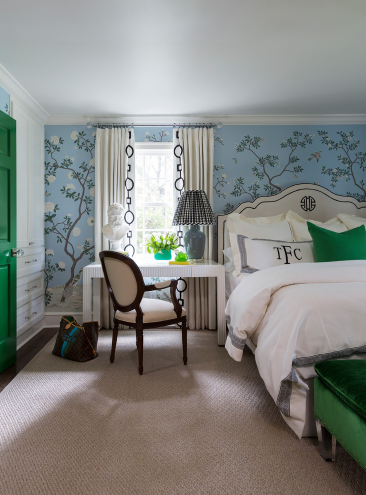 На фото: хозяйская спальня среднего размера в классическом стиле с синими стенами, паркетным полом среднего тона и коричневым полом без камина с