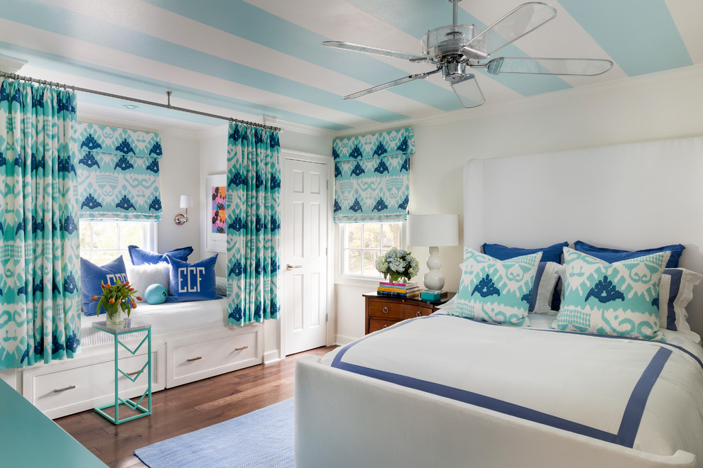 Стильный дизайн: гостевая спальня среднего размера, (комната для гостей) в стиле неоклассика (современная классика) с паркетным полом среднего тона, коричневым полом, белыми стенами и синими шторами без камина - последний тренд