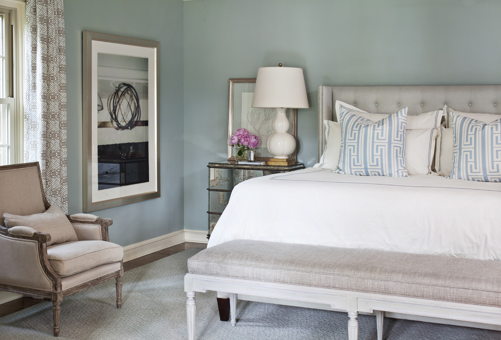 Diseño de dormitorio principal tradicional renovado de tamaño medio sin chimenea con paredes azules y suelo de madera en tonos medios