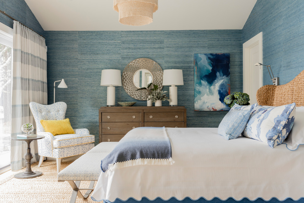 Imagen de dormitorio marinero sin chimenea con paredes azules