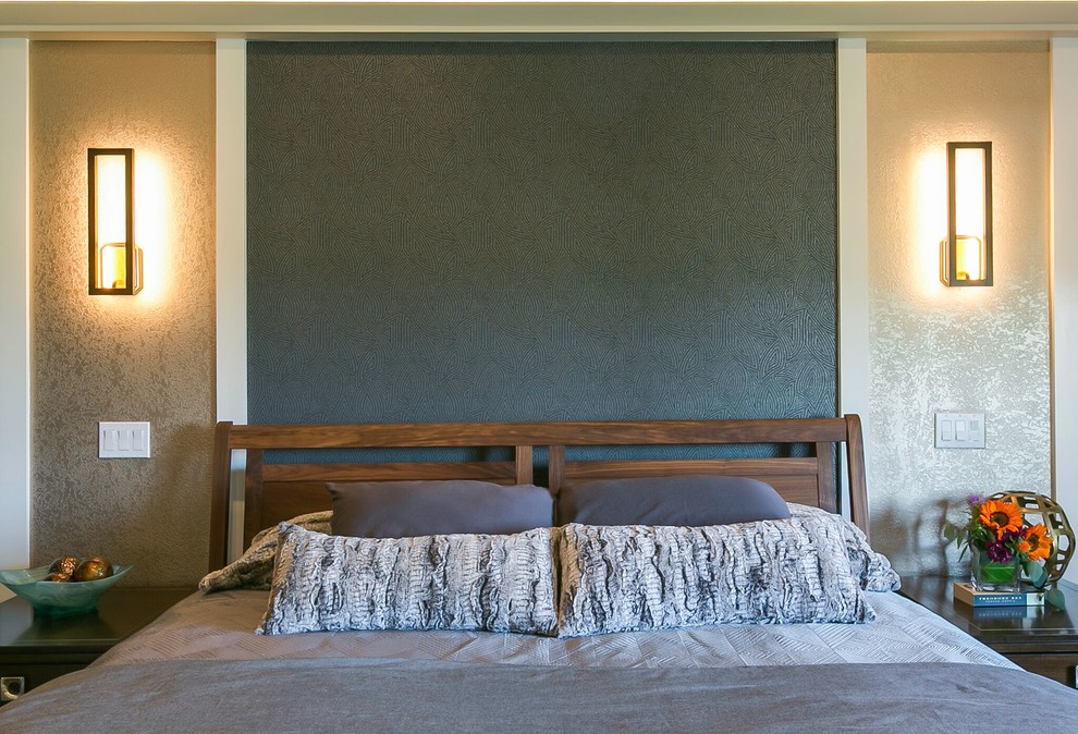 Modelo de dormitorio principal contemporáneo de tamaño medio sin chimenea con paredes beige, suelo de madera oscura y suelo marrón
