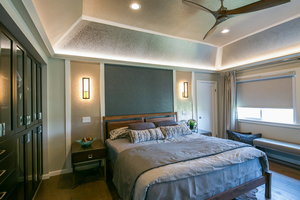 Modelo de dormitorio principal tradicional renovado de tamaño medio sin chimenea con paredes beige, suelo de madera oscura y suelo marrón