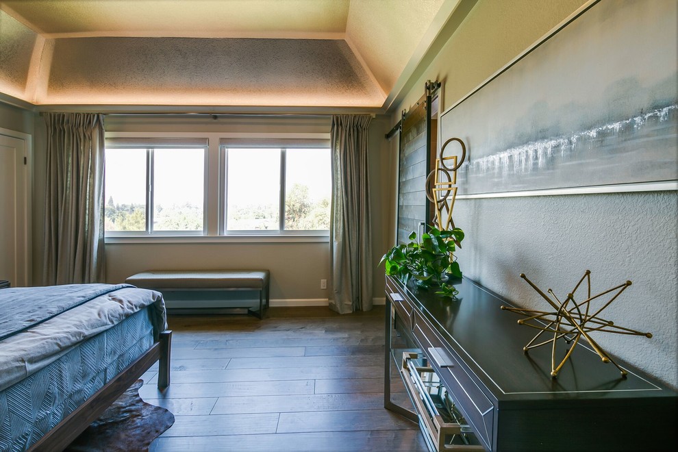 Foto de dormitorio principal tradicional renovado de tamaño medio sin chimenea con paredes beige, suelo de madera oscura y suelo marrón