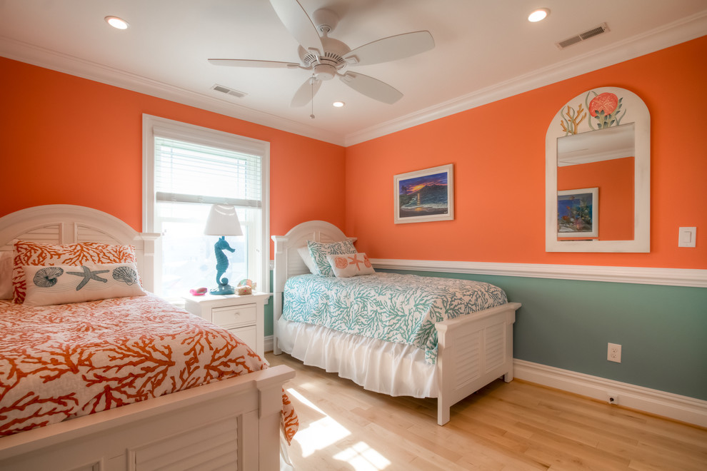 Ejemplo de habitación de invitados costera de tamaño medio sin chimenea con parades naranjas, suelo de madera clara y suelo marrón