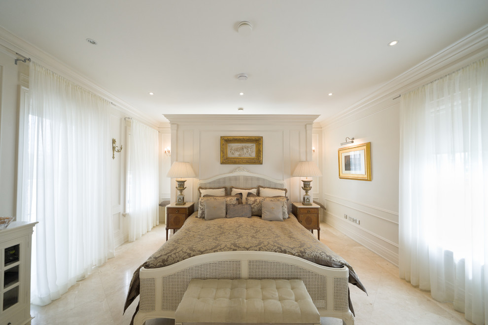Стильный дизайн: хозяйская спальня среднего размера в викторианском стиле с белыми стенами, ковровым покрытием и бежевым полом без камина - последний тренд
