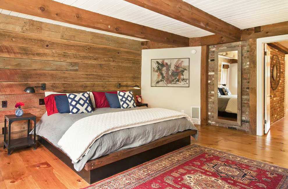 Imagen de dormitorio campestre con paredes grises y suelo de madera en tonos medios