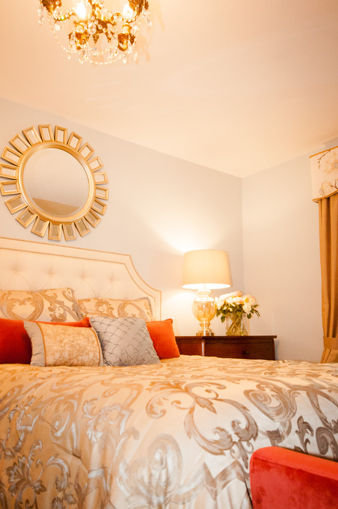 Modelo de dormitorio principal tradicional renovado de tamaño medio sin chimenea con paredes azules y suelo de madera en tonos medios