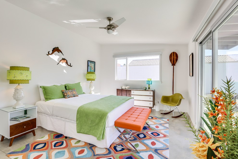 Идея дизайна: гостевая спальня среднего размера, (комната для гостей) в стиле ретро с белыми стенами и ковровым покрытием без камина