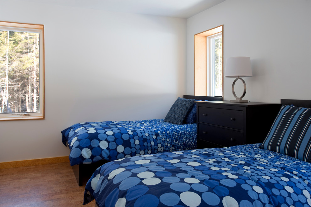 Стильный дизайн: маленькая гостевая спальня (комната для гостей) в стиле рустика с белыми стенами и пробковым полом для на участке и в саду - последний тренд