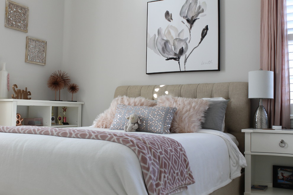 Modelo de habitación de invitados romántica de tamaño medio con paredes blancas, moqueta y suelo beige