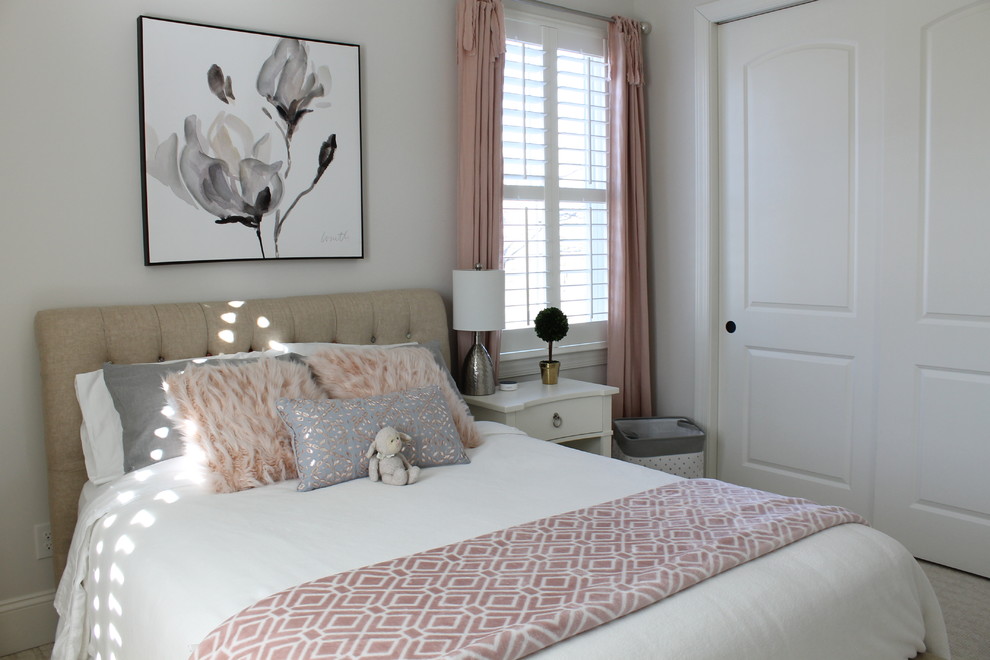 Idee per una camera degli ospiti shabby-chic style di medie dimensioni con pareti bianche, moquette e pavimento beige