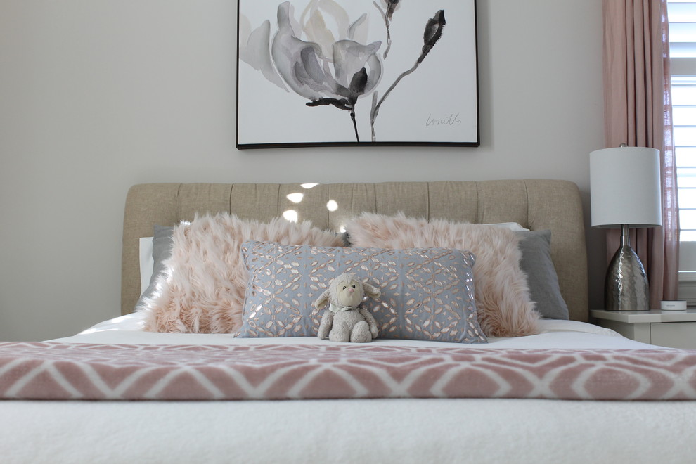 Foto de habitación de invitados romántica de tamaño medio con paredes blancas, moqueta y suelo beige