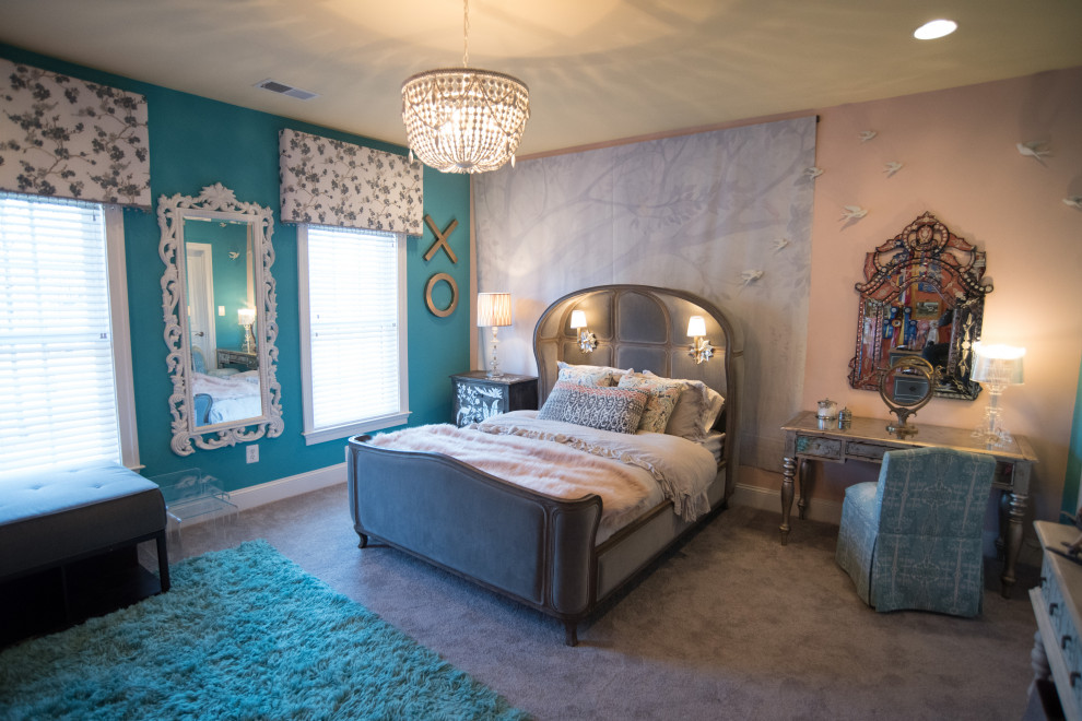 Foto de dormitorio romántico grande con paredes rosas y suelo de madera oscura