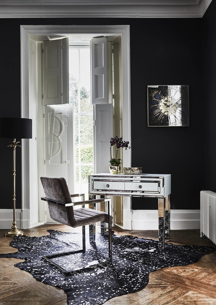 Cette image montre une grande chambre parentale minimaliste avec un mur gris et parquet foncé.
