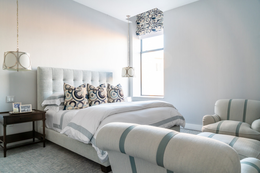ボストンにあるビーチスタイルのおしゃれな客用寝室 (白い壁、カーペット敷き、ターコイズの床)