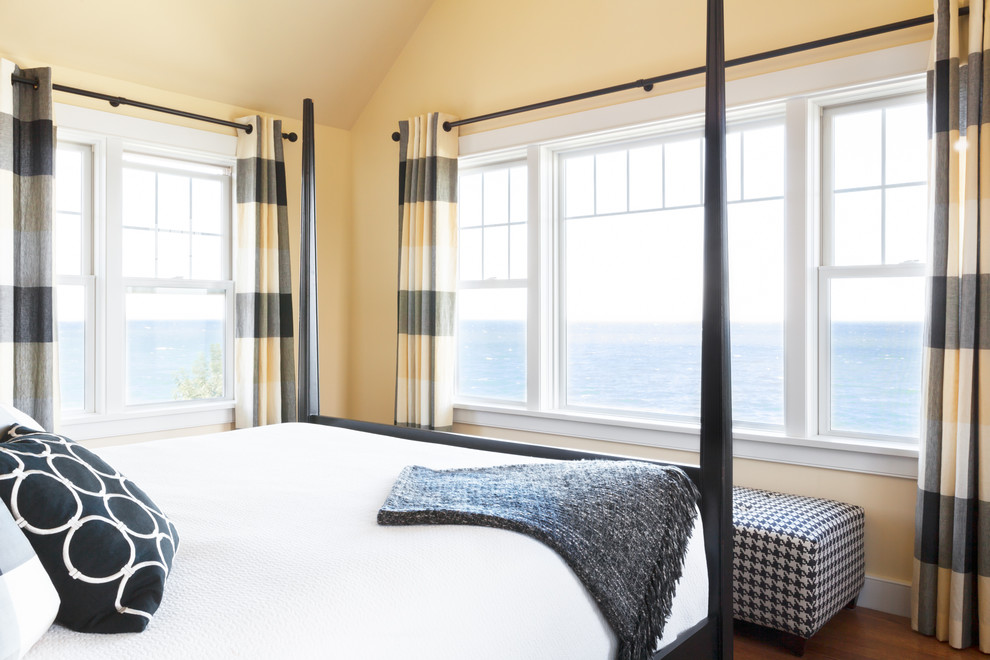 Источник вдохновения для домашнего уюта: хозяйская спальня среднего размера в морском стиле с желтыми стенами, паркетным полом среднего тона и коричневым полом без камина